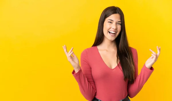 Tiener Braziliaanse Meisje Geïsoleerde Gele Achtergrond Glimlachen Veel — Stockfoto