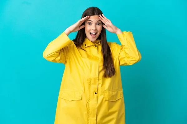 Teenager Brazilian Girl Wearing Rainproof Coat Isolated Blue Background Surprise — ストック写真