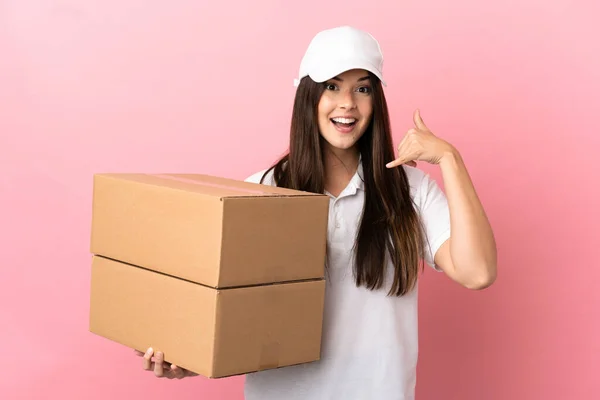 Delivery Girl Isolated Pink Wall Making Phone Gesture Call Back — Fotografia de Stock