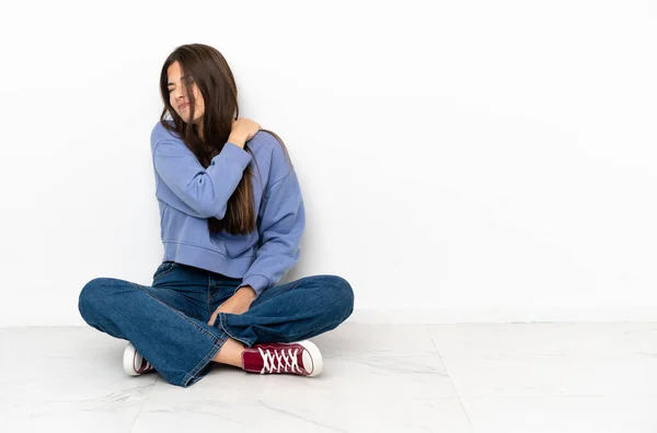 Mujer Joven Sentada Suelo Sufriendo Dolor Hombro Por Haber Hecho — Foto de Stock