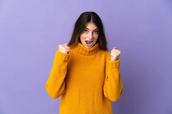 Giovane Donna Caucasica Isolata Sfondo Viola Che Celebra Una Vittoria — Foto Stock