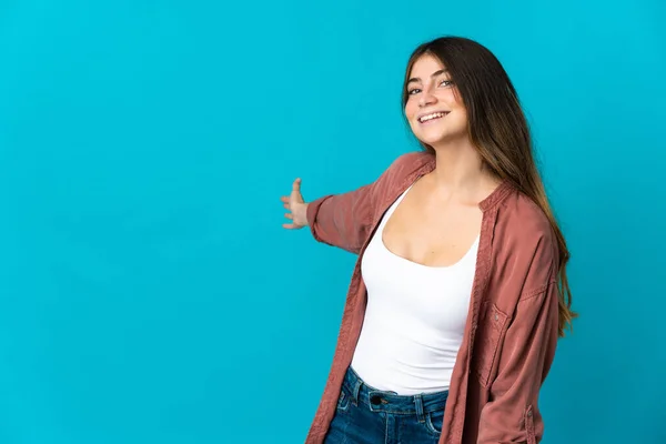 Jeune Femme Caucasienne Isolée Sur Fond Bleu Étendant Les Mains — Photo