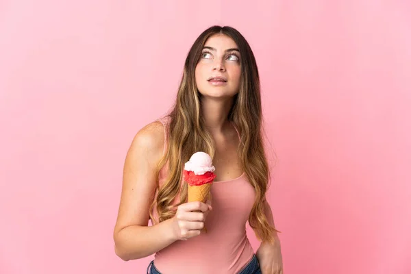 분홍색 배경에 아이스크림을 코카서스 올려다 보면서 아이디어를 생각하고 있습니다 — 스톡 사진