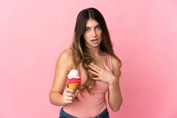 분홍색 배경에 아이스크림을 코카서스 똑바로 쳐다보다가 나머지 충격을 받았다 — 스톡 사진