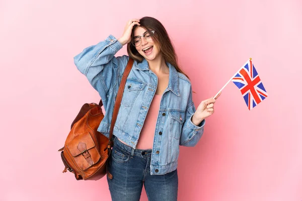 Mladá Žena Drží Vlajku Spojeného Království Izolované Růžovém Pozadí Úsměvem — Stock fotografie