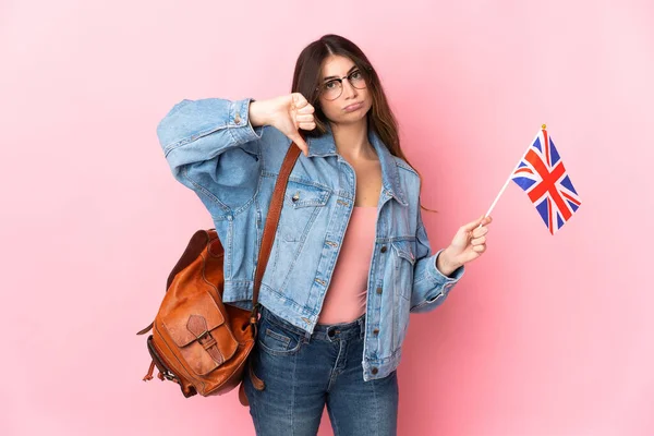 Junge Frau Mit Einer Britischen Flagge Auf Rosa Hintergrund Zeigt — Stockfoto