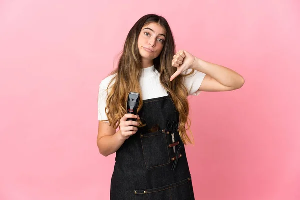 Jovem Cabeleireiro Mulher Isolado Fundo Rosa Mostrando Polegar Para Baixo — Fotografia de Stock