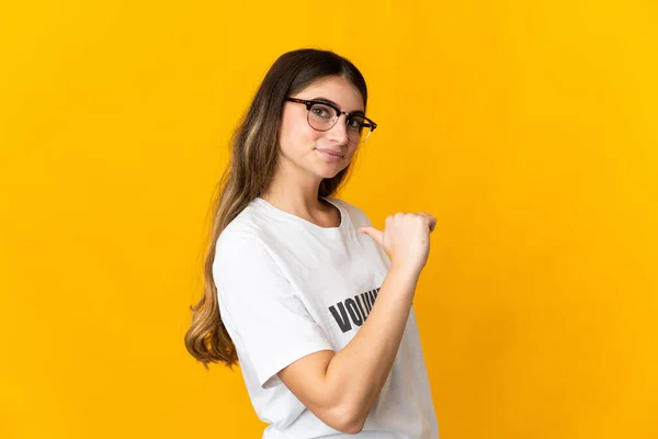 Young Volunteer Woman Isolated Yellow Background Proud Self Satisfied — Stockfoto