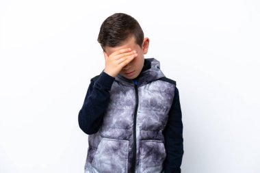 Beyaz arka planda başı ağrıyan küçük bir çocuk.