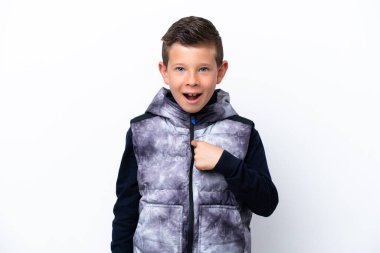 Küçük çocuk beyaz arka planda yalıtılmış, şaşırmış bir yüz ifadesi var.