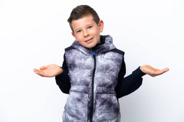 Küçük çocuk beyaz arka planda mutlu ve gülümsüyor.