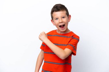 Beyaz arka planda izole edilmiş küçük çocuk zaferi kutluyor.