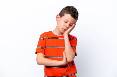 Beyaz arka planda başı ağrıyan küçük bir çocuk.