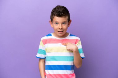 Küçük çocuk mor arka planda izole edilmiş, şaşırmış bir yüz ifadesi var.