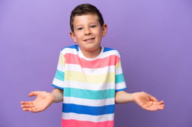 Küçük çocuk mor arka planda yalnız mutlu ve gülümsüyor.