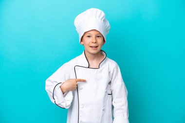 Küçük aşçı çocuk mavi arka planda mahsur kalmış ve yüzünde sürpriz bir ifade var.