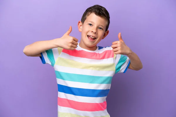 Niño Aislado Sobre Fondo Púrpura Dando Gesto Hacia Arriba Pulgares —  Fotos de Stock