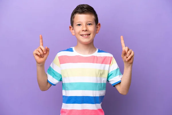 Маленький Мальчик Изолирован Фиолетовом Фоне Указывая Отличную Идею — стоковое фото