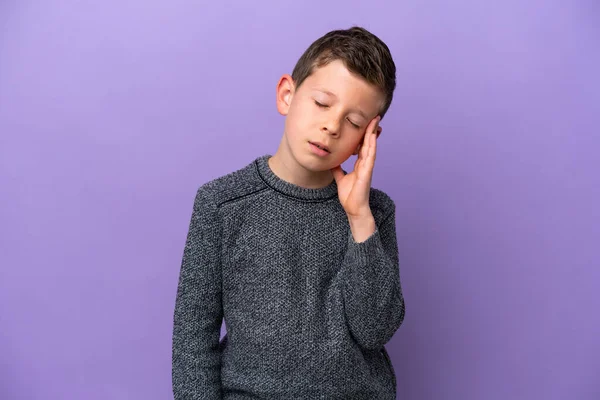 Niño Aislado Sobre Fondo Púrpura Con Dolor Cabeza — Foto de Stock