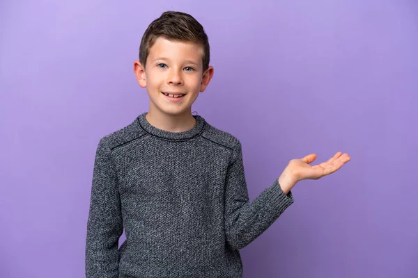 Little Boy Isolated Purple Background Holding Copyspace Imaginary Palm Insert — ストック写真