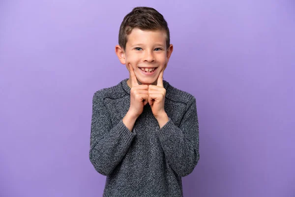 Маленький Мальчик Фиолетовом Фоне Улыбается Счастливым Приятным Выражением — стоковое фото