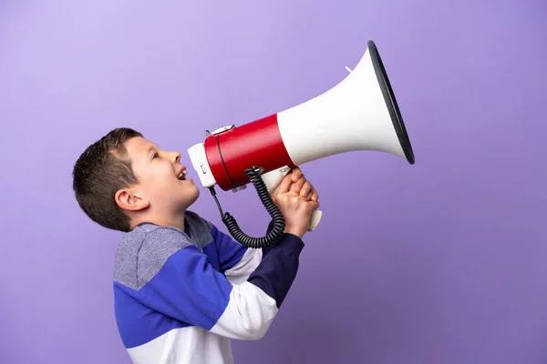 Malý Chlapec Izolovaný Purpurovém Pozadí Křičí Přes Megafon Oznámit Něco — Stock fotografie