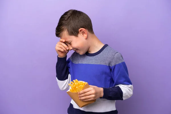 Niño Sosteniendo Patatas Fritas Aisladas Sobre Fondo Púrpura Riendo — Foto de Stock