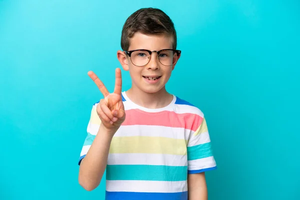 Liten Pojke Isolerad Blå Bakgrund Med Glasögon Och Gör Tecken — Stockfoto