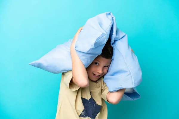Маленький Мальчик Пижаме Изолирован Синем Фоне — стоковое фото