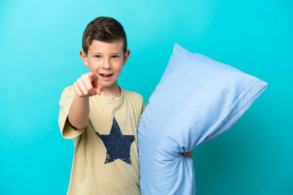 Μικρό Αγόρι Πιτζάμες Απομονωμένο Μπλε Φόντο Ξαφνιασμένο Και Δείχνοντας Μπροστά — Φωτογραφία Αρχείου