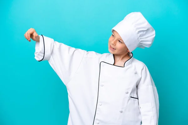 Piccolo Chef Ragazzo Isolato Sfondo Blu Dando Pollice Gesto — Foto Stock