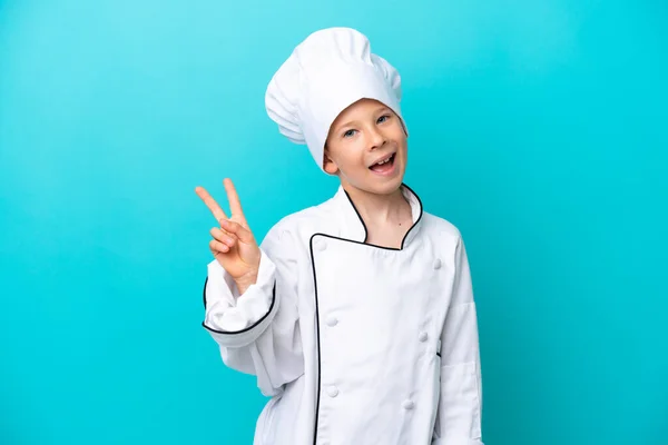 Piccolo Chef Ragazzo Isolato Sfondo Blu Sorridente Mostrando Segno Vittoria — Foto Stock