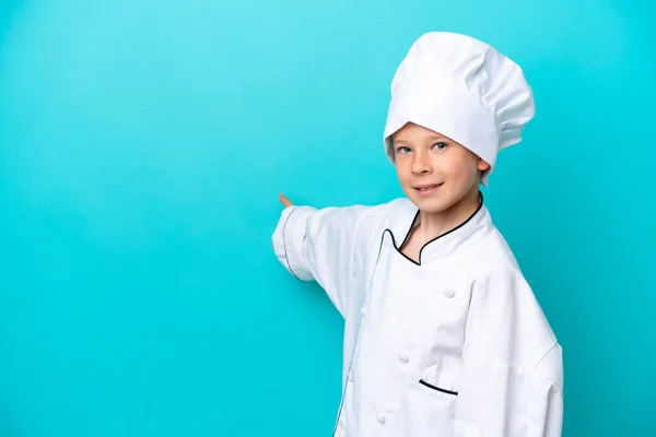 Piccolo Chef Ragazzo Isolato Sfondo Blu Che Estende Mani Lato — Foto Stock