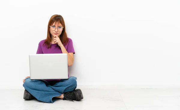 Redhead Girl Laptop Sitting Floor Thinking — Stockfoto