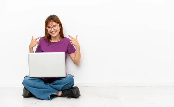 Redhead Girl Laptop Sitting Floor Giving Thumbs Gesture — Stockfoto