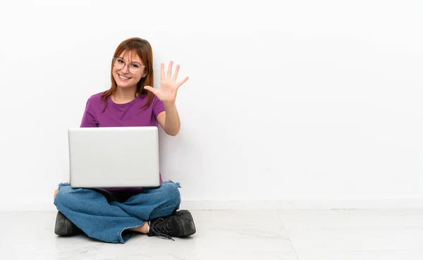 Redhead Girl Laptop Sitting Floor Counting Five Fingers — Stockfoto