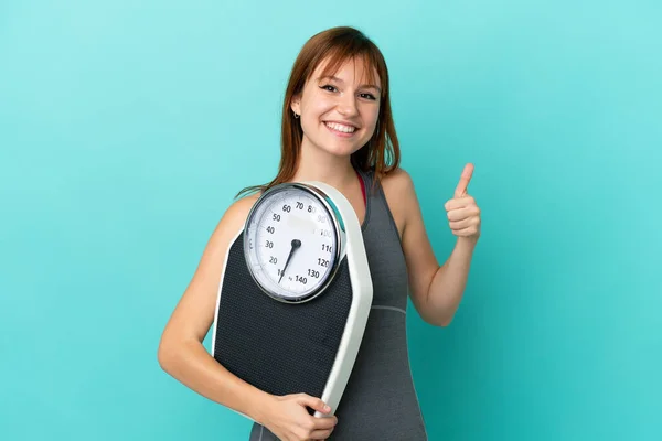 Redhead Girl Isolated Blue Background Holding Weighing Machine Thumb — Stok fotoğraf