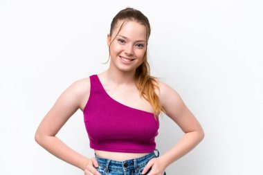 Beyaz arka planda izole edilmiş genç beyaz kız gülüyor.