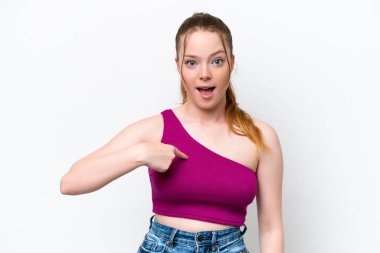 Beyaz arka planda izole edilmiş genç beyaz kız kendini gösteriyor.