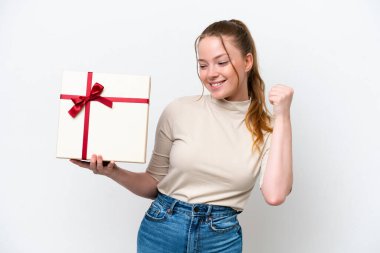 Beyaz arka planda izole edilmiş bir hediye taşıyan beyaz bir kadın zaferi kutluyor.