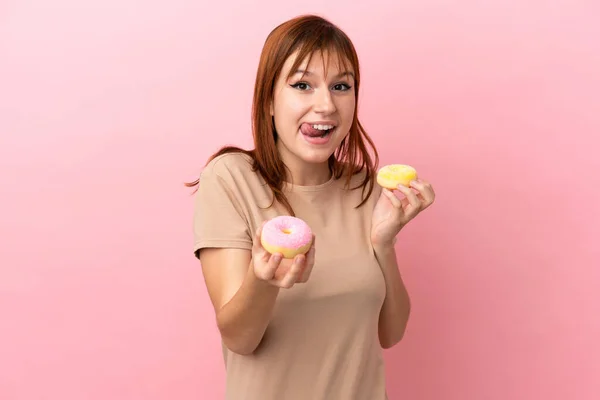 Redhead Girl Isolated Pink Background Holding Donut — 스톡 사진