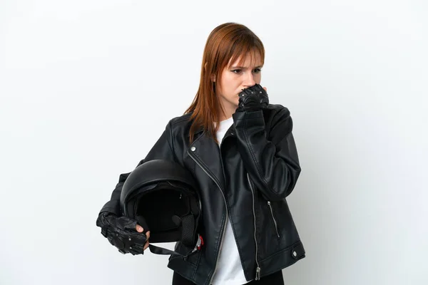 Руда Дівчина Мотоциклетним Шоломом Ізольована Білому Тлі Має Сумніви — стокове фото