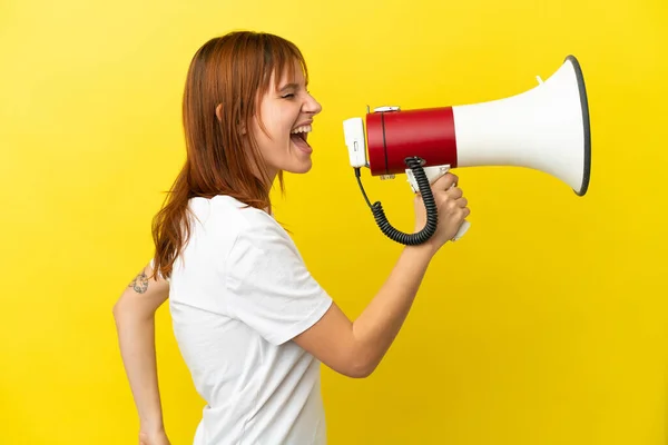 Fille Rousse Isolé Sur Fond Jaune Criant Travers Mégaphone Pour — Photo