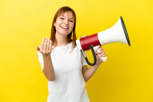 Redhead Girl Isolated Yellow Background Holding Megaphone Inviting Come Hand — Stock Photo, Image