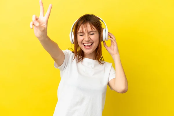 Redhead Κορίτσι Απομονωμένο Κίτρινο Φόντο Ακούγοντας Μουσική Και Τραγουδώντας — Φωτογραφία Αρχείου