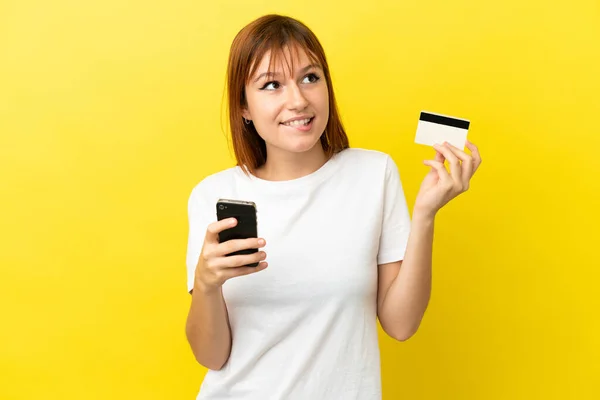Redhead Girl Isolated Yellow Background Buying Mobile Credit Card While — Photo
