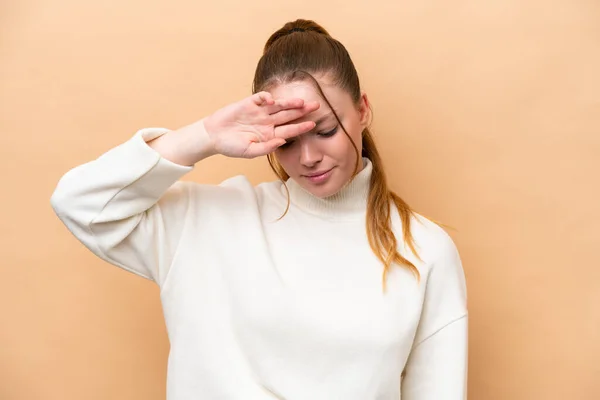 Junge Kaukasierin Isoliert Auf Beigem Hintergrund Mit Müdem Und Krankem — Stockfoto