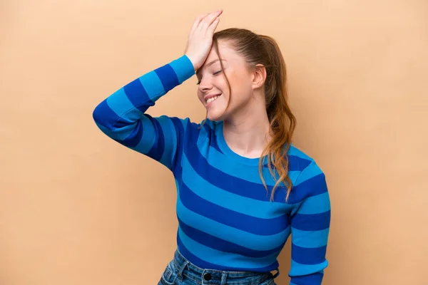 Junge Kaukasierin Isoliert Auf Beigem Hintergrund Hat Etwas Erkannt Und — Stockfoto