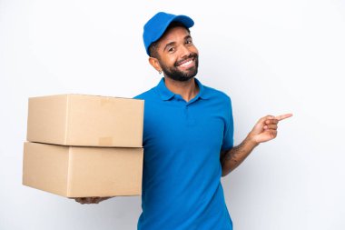 Teslimat yapan Brezilyalı adam beyaz arka planda izole edilmiş.