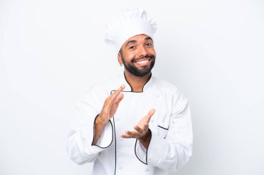 Genç Brezilyalı şef beyaz arka planda izole edilmiş bir şekilde bir konferansta sunumdan sonra alkışlıyor.